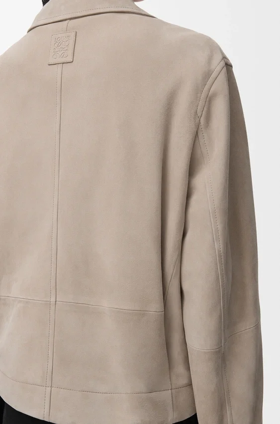 Jacke mit Gürtel aus Ziegenwildleder Jacke mit Gürtel aus Ziegenwildleder