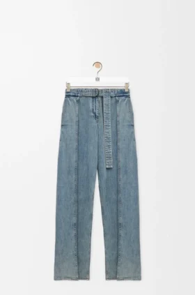 Jeans mit Gürtel aus Denim