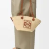 Kleine Anagram-Korb-Tasche aus Iraca-Palmengeflecht und Kalbsleder Kleine Anagram-Korb-Tasche aus Iraca-Palmengeflecht und Kalbsleder