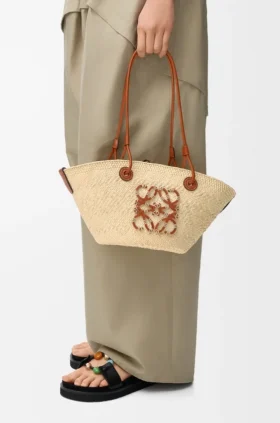 Kleine Anagram-Korb-Tasche aus Iraca-Palmengeflecht und Kalbsleder