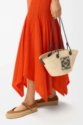 Kleine Anagram-Korb-Tasche aus Iraca-Palmengeflecht und Kalbsleder