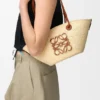 Kleine Anagram-Korb-Tasche aus Iraca-Palmengeflecht und Kalbsleder Kleine Anagram-Korb-Tasche aus Iraca-Palmengeflecht und Kalbsleder