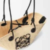 Kleine Anagram-Korb-Tasche aus Iraca-Palmengeflecht und Kalbsleder Kleine Anagram-Korb-Tasche aus Iraca-Palmengeflecht und Kalbsleder