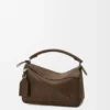 Kleine „Featherlight Puzzle“-Tasche aus genarbtem Nubukleder Kleine „Featherlight Puzzle“-Tasche aus genarbtem Nubukleder
