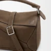 Kleine „Featherlight Puzzle“-Tasche aus genarbtem Nubukleder Kleine „Featherlight Puzzle“-Tasche aus genarbtem Nubukleder