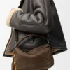 Kleine „Featherlight Puzzle“-Tasche aus genarbtem Nubukleder Kleine „Featherlight Puzzle“-Tasche aus genarbtem Nubukleder