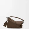 Kleine „Featherlight Puzzle“-Tasche aus genarbtem Nubukleder Kleine „Featherlight Puzzle“-Tasche aus genarbtem Nubukleder