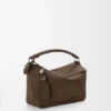 Kleine „Featherlight Puzzle“-Tasche aus genarbtem Nubukleder Kleine „Featherlight Puzzle“-Tasche aus genarbtem Nubukleder
