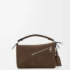 Kleine „Featherlight Puzzle“-Tasche aus genarbtem Nubukleder Kleine „Featherlight Puzzle“-Tasche aus genarbtem Nubukleder