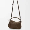 Kleine „Featherlight Puzzle“-Tasche aus genarbtem Nubukleder Kleine „Featherlight Puzzle“-Tasche aus genarbtem Nubukleder
