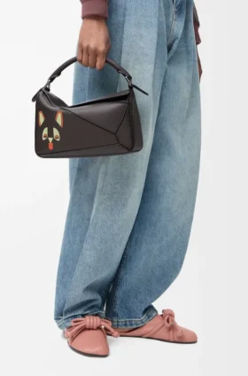 Kleine „Futurist Cat“-Puzzle-Tasche aus klassischem Kalbsleder