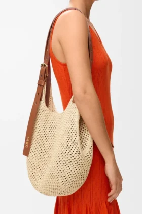 Kleine Hobo-Tasche mit Lochmuster aus Raffia und Kalbsleder