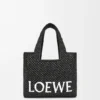 Kleine „Loewe Font Tote“ aus Raffia Kleine „Loewe Font Tote“ aus Raffia