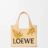 Kleine „Loewe Font Tote“ aus Raffia Kleine „Loewe Font Tote“ aus Raffia