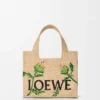 Kleine „Loewe Font Tote“ aus Raffia Kleine „Loewe Font Tote“ aus Raffia