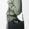 Kleine „Loewe Font Tote“ aus Raffia Kleine „Loewe Font Tote“ aus Raffia