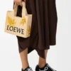 Kleine „Loewe Font Tote“ aus Raffia Kleine „Loewe Font Tote“ aus Raffia