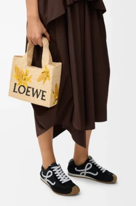 Kleine „Loewe Font Tote“ aus Raffia