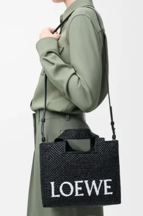 Kleine „Loewe Font Tote“ aus Raffia