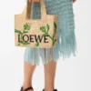 Kleine „Loewe Font Tote“ aus Raffia Kleine „Loewe Font Tote“ aus Raffia