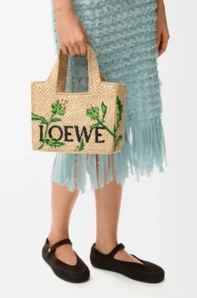 Kleine „Loewe Font Tote“ aus Raffia