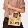 Kleine „Loewe Font Tote“ aus Raffia Kleine „Loewe Font Tote“ aus Raffia