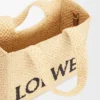 Kleine „Loewe Font Tote“ aus Raffia Kleine „Loewe Font Tote“ aus Raffia