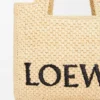 Kleine „Loewe Font Tote“ aus Raffia Kleine „Loewe Font Tote“ aus Raffia
