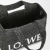 Kleine „Loewe Font Tote“ aus Raffia Kleine „Loewe Font Tote“ aus Raffia