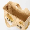 Kleine „Loewe Font Tote“ aus Raffia Kleine „Loewe Font Tote“ aus Raffia
