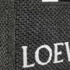 Kleine „Loewe Font Tote“ aus Raffia Kleine „Loewe Font Tote“ aus Raffia