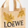 Kleine „Loewe Font Tote“ aus Raffia Kleine „Loewe Font Tote“ aus Raffia