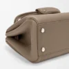 Kleine Madrid-Tasche aus geschmeidigem genarbtem Kalbsleder