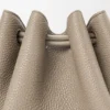 Kleine Madrid-Tasche aus geschmeidigem genarbtem Kalbsleder Kleine Madrid-Tasche aus geschmeidigem genarbtem Kalbsleder