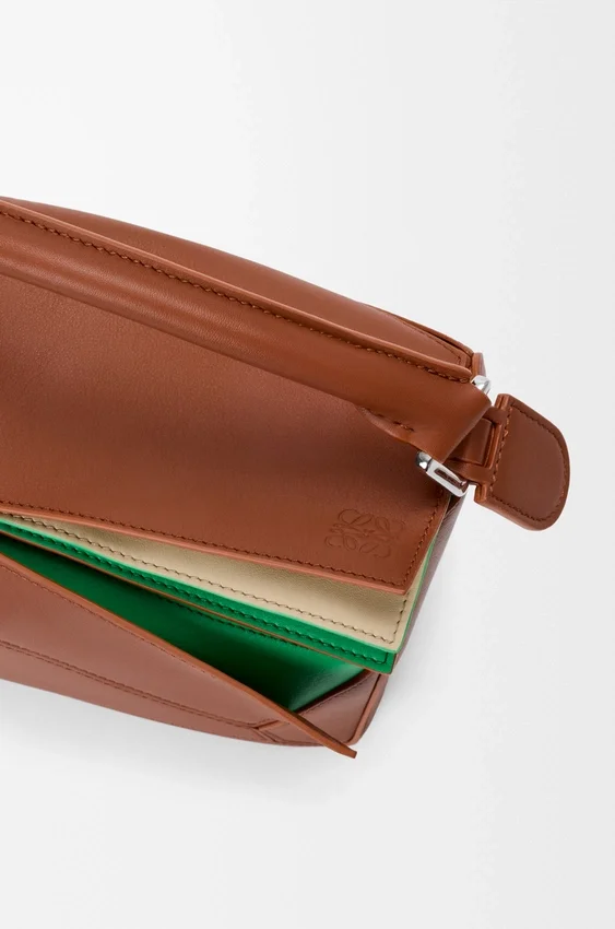 Kleine, mehrschichtige Puzzle-Tasche aus klassischem Kalbsleder Kleine, mehrschichtige Puzzle-Tasche aus klassischem Kalbsleder