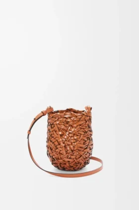 Kleine „Nest Basket“-Tasche aus Kalbsleder