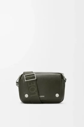 Kleine Pebble-Messenger Bag aus geschmeidigem, genarbtem Kalbsleder