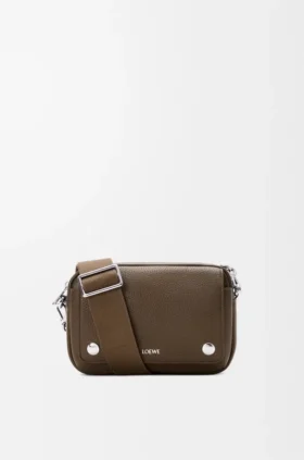 Kleine Pebble-Messenger Bag aus geschmeidigem, genarbtem Kalbsleder