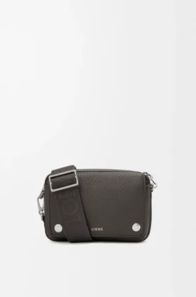 Kleine Pebble-Messenger Bag aus geschmeidigem, genarbtem Kalbsleder