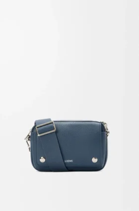 Kleine Pebble-Messenger Bag aus geschmeidigem, genarbtem Kalbsleder