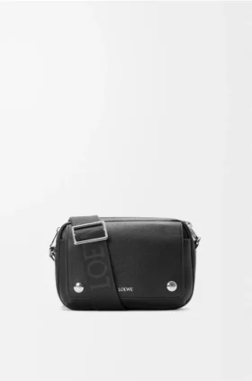 Kleine Pebble-Messenger Bag aus geschmeidigem, genarbtem Kalbsleder