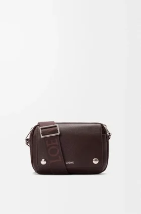 Kleine Pebble-Messenger Bag aus geschmeidigem, genarbtem Kalbsleder