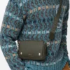 Kleine Pebble-Messenger Bag aus geschmeidigem, genarbtem Kalbsleder Kleine Pebble-Messenger Bag aus geschmeidigem, genarbtem Kalbsleder