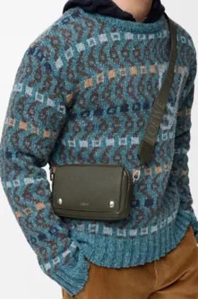 Kleine Pebble-Messenger Bag aus geschmeidigem, genarbtem Kalbsleder