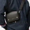 Kleine Pebble-Messenger Bag aus geschmeidigem, genarbtem Kalbsleder Kleine Pebble-Messenger Bag aus geschmeidigem, genarbtem Kalbsleder