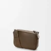 Kleine Pebble-Messenger Bag aus geschmeidigem, genarbtem Kalbsleder Kleine Pebble-Messenger Bag aus geschmeidigem, genarbtem Kalbsleder