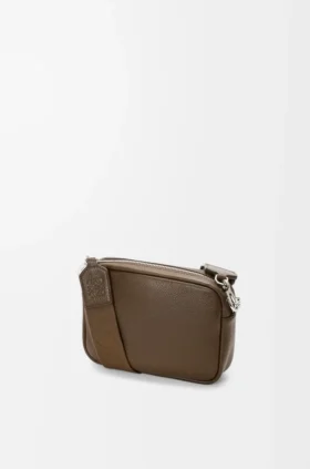 Kleine Pebble-Messenger Bag aus geschmeidigem, genarbtem Kalbsleder
