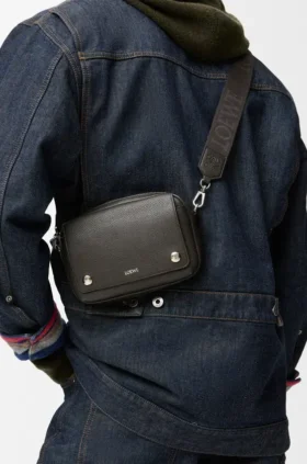 Kleine Pebble-Messenger Bag aus geschmeidigem, genarbtem Kalbsleder