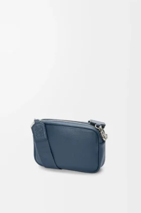 Kleine Pebble-Messenger Bag aus geschmeidigem, genarbtem Kalbsleder
