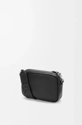 Kleine Pebble-Messenger Bag aus geschmeidigem, genarbtem Kalbsleder
